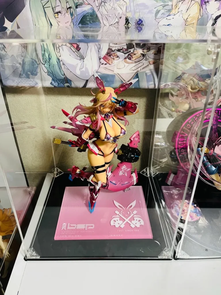 COOLTAKUアクリルケースにフィギュアを飾る