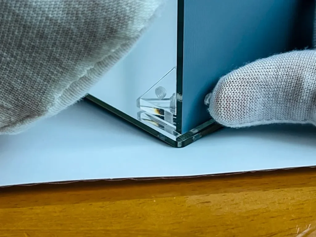 背面ミラー板に三角コーナーを取りつけ