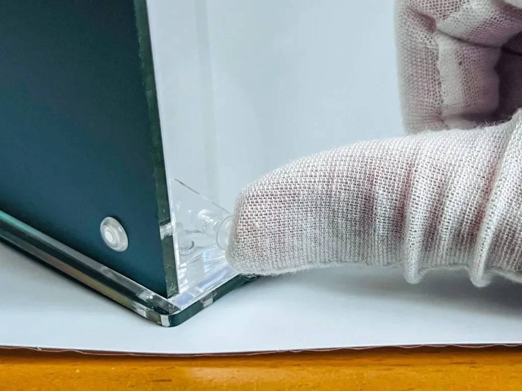 側面板に三角コーナーを取りつけ