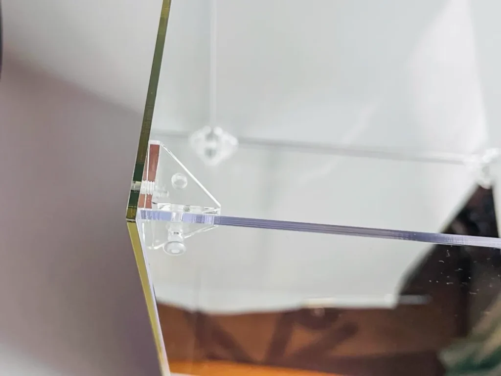 背面ミラー板に三角コーナーを取りつけ