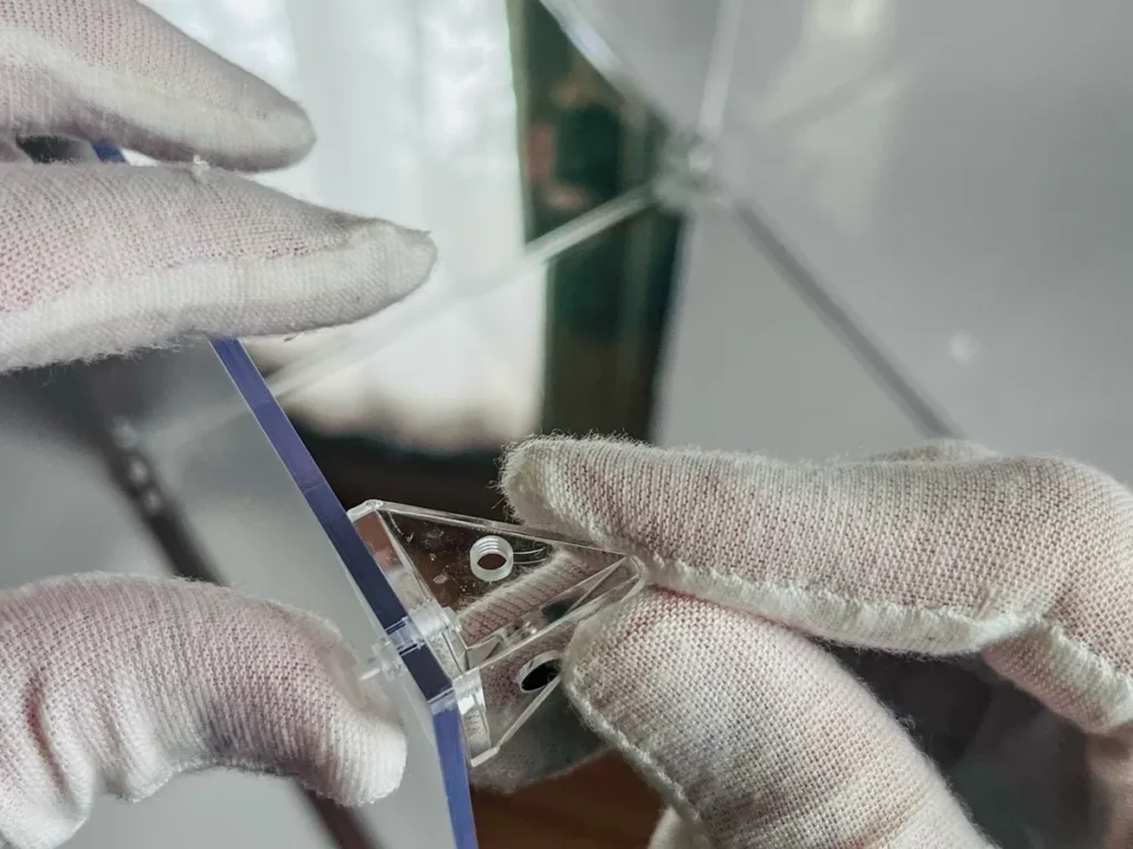 前扉板に三角コーナーを取りつけ